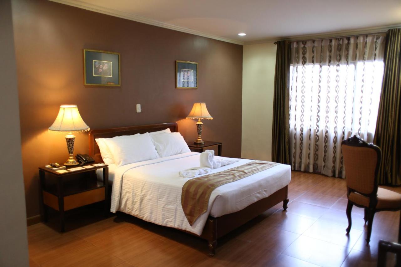 Crown Royale Hotel Balanga Экстерьер фото
