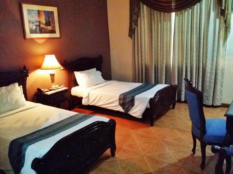 Crown Royale Hotel Balanga Экстерьер фото