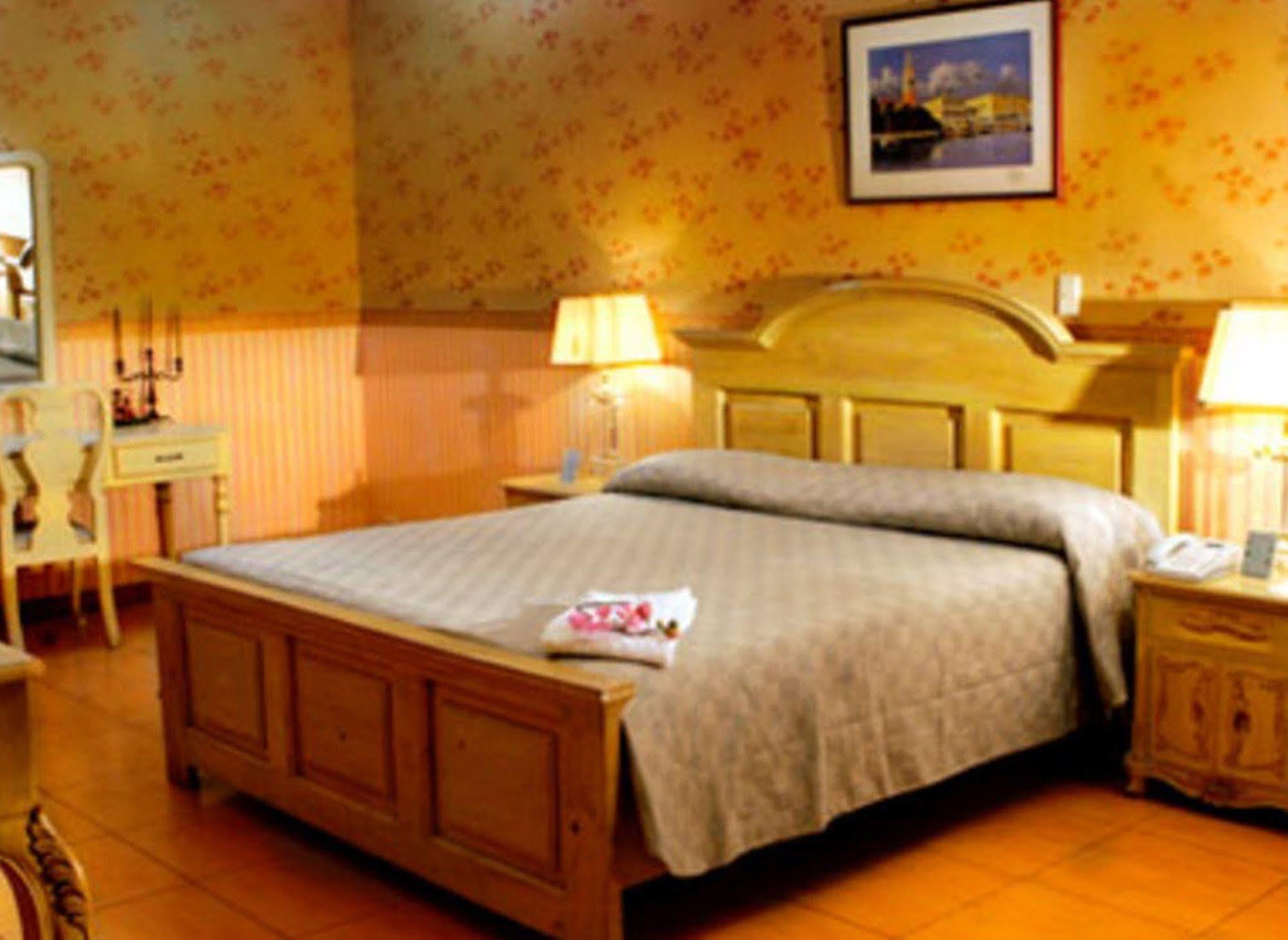 Crown Royale Hotel Balanga Экстерьер фото