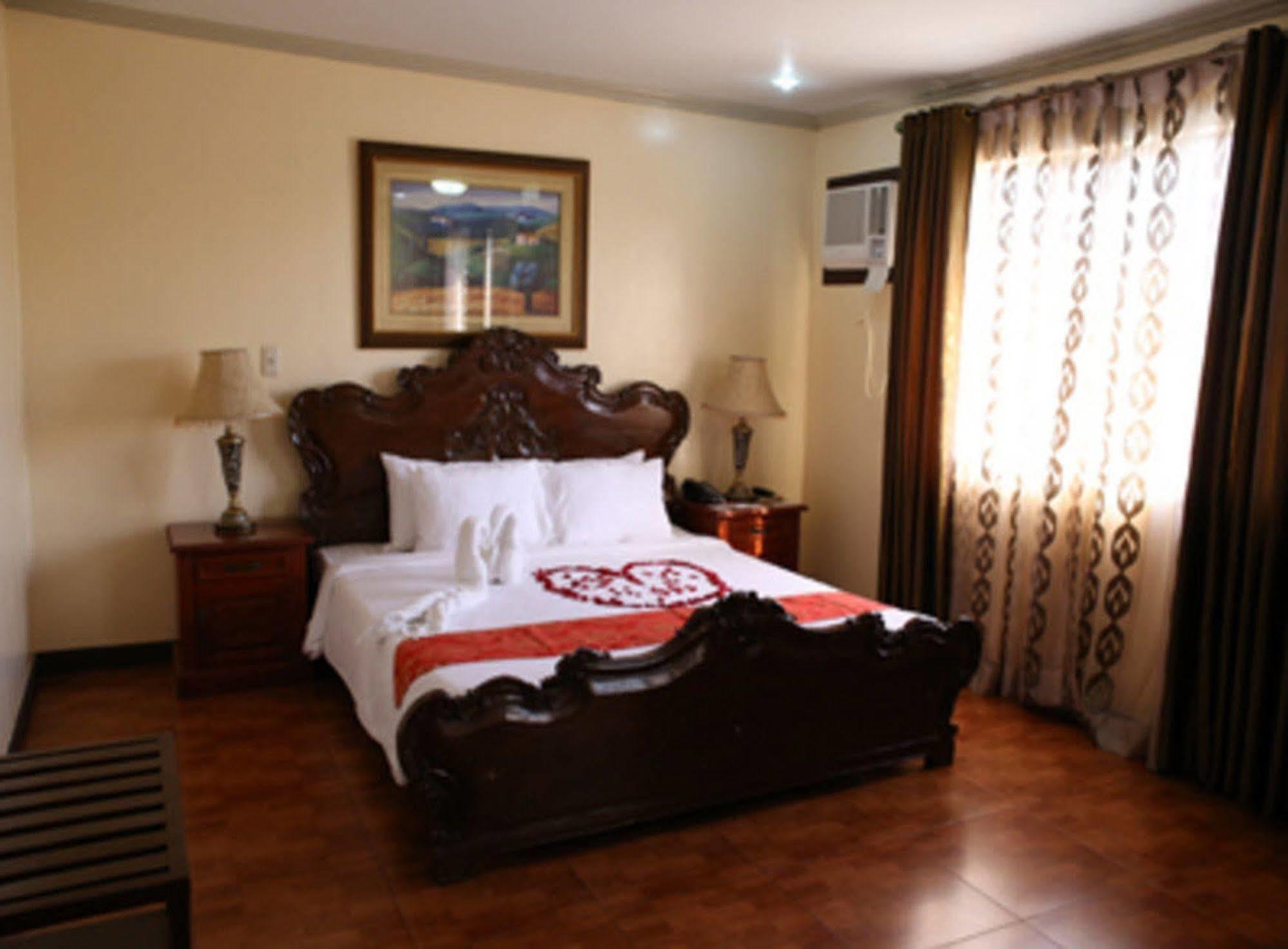 Crown Royale Hotel Balanga Экстерьер фото