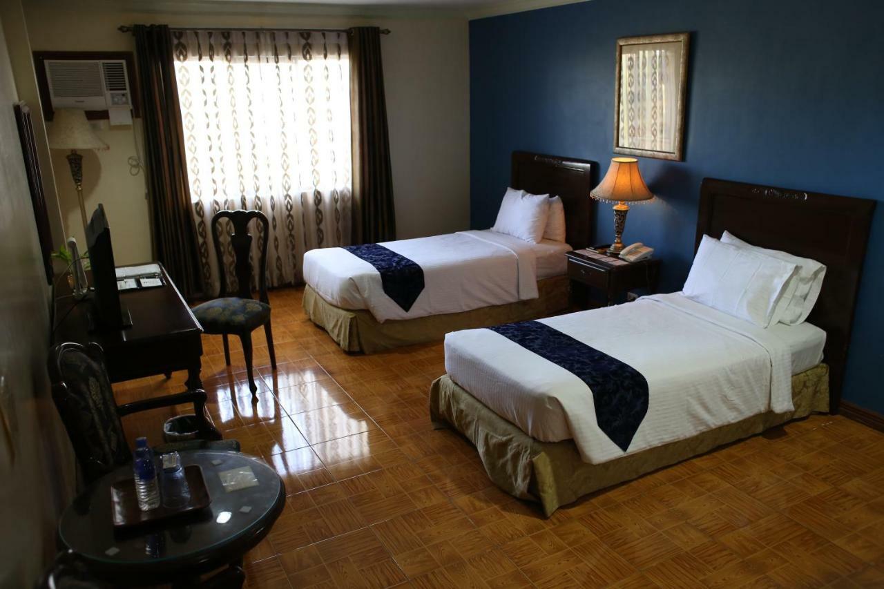 Crown Royale Hotel Balanga Экстерьер фото